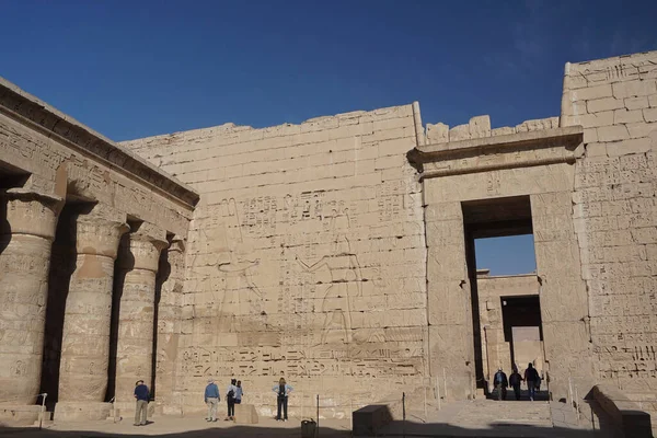 Luxor Egipt Turyści Odwiedzają Medinet Habu Świątynię Grobową Ramzesa Iii — Zdjęcie stockowe