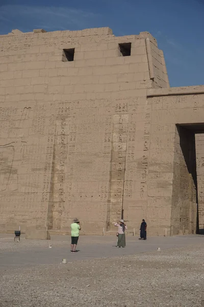 Luxor Egipt Turyści Odwiedzają Medinet Habu Świątynię Grobową Ramzesa Iii — Zdjęcie stockowe