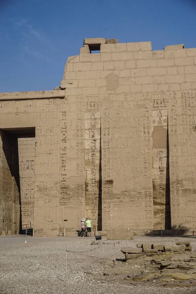 Louxor Égypte Les Touristes Visitent Medinet Habu Temple Mortuaire Ramsès — Photo