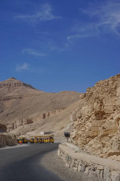 ルクソール エジプト 観光列車は王の谷への訪問者を取る ナイル川の西岸に新しい王国の埋葬場所 — ストック写真