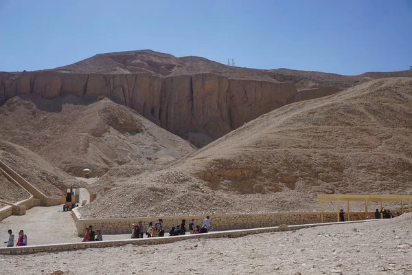 Luxor Egypt Turisté Navštívit Údolí Králů New Kingdom Pohřebiště Západním — Stock fotografie