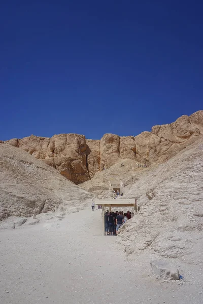 Luxor Egito Turistas Abrigam Sol Vale Dos Reis Local Enterro — Fotografia de Stock