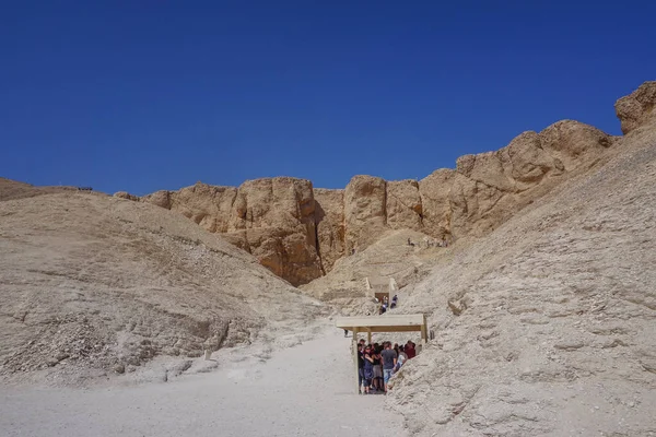ルクソール エジプト 観光客は 王の谷で太陽から避難所を取る ナイル川の西岸に新しい王国の埋葬場所 — ストック写真