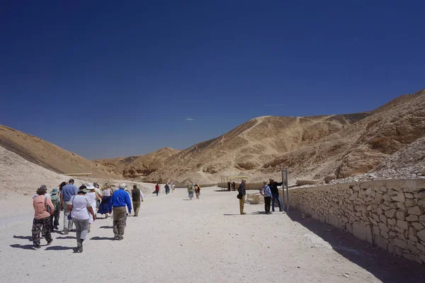 Luxor Egypt Turisté Navštívit Údolí Králů New Kingdom Pohřebiště Západním — Stock fotografie