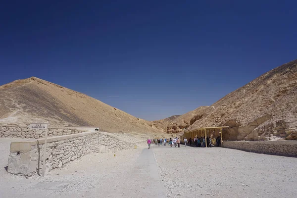 ルクソール エジプト 観光客は 王の谷を訪問 ナイル川の西岸に新しい王国の埋葬場所 — ストック写真