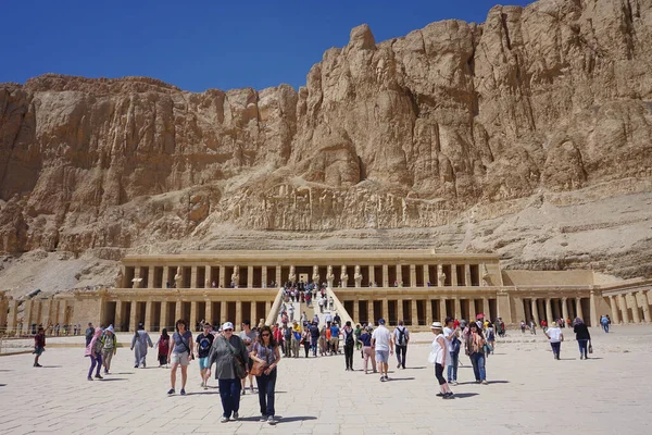 Luxor Ägypten Touristen Besuchen Den Totentempel Der Hatschepsut Des Pharaos — Stockfoto