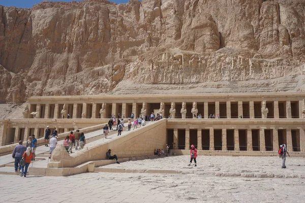 Luxor Ägypten Touristen Besuchen Den Totentempel Der Hatschepsut Des Pharaos — Stockfoto
