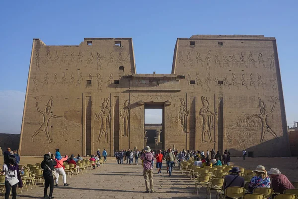 Edfu Ägypten Gäste Entspannen Stühlen Oder Fotografieren Den Ersten Pylon — Stockfoto