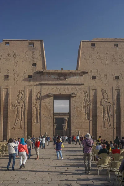 Edfu Ägypten Gäste Entspannen Stühlen Oder Fotografieren Den Ersten Pylon — Stockfoto