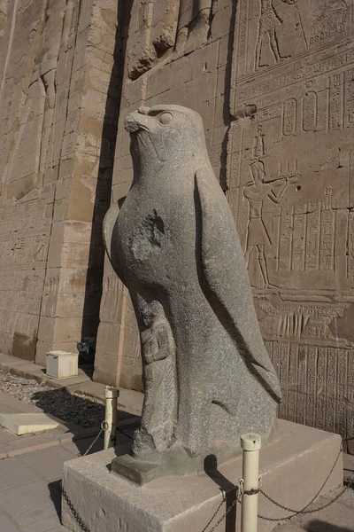 Edfu, Mısır: Dendera 'nın Horus ve Hathor' una adanmış en büyük tapınak olan Edfu tapınağındaki Horus heykeli.