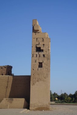 Kom Ombo, Mısır: Kom Ombo Tapınağı 'nda oyma ve oymalı bir duvar bölümü.