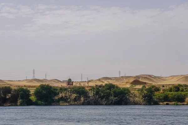 Nil River Egypt Malá Mešita Elektrické Vedení Velbloudi Dobytek Podél — Stock fotografie