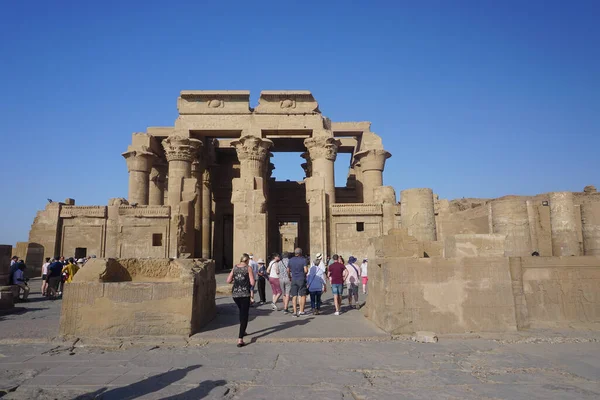 Kom Ombo Egipt Turyści Przewodnicy Odwiedzają Świątynię Kom Ombo Unikalną — Zdjęcie stockowe