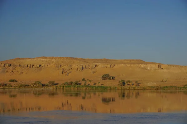 エジプトのアスワン 清く雲のない朝のナイル川西岸 — ストック写真