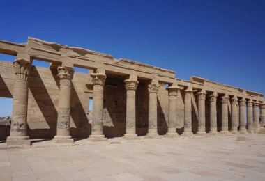 Aswan, Mısır: Ptolemaic Krallığı sırasında inşa edilen bir dizi kolon,.