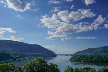 West Point, New York: Hudson Nehri 'nin West Point' teki ABD Askeri Akademisi 'nden kuzeye bakan görüntüsü.