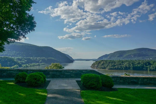 West Point, New York: Hudson Nehri 'nin West Point' teki ABD Askeri Akademisi 'nden kuzeye bakan görüntüsü.