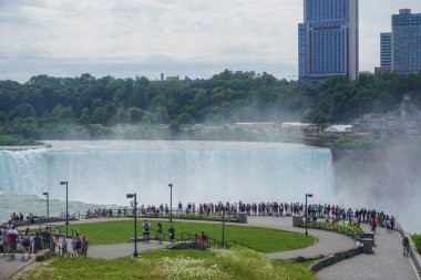 Niagara Şelalesi, New York: Turistler Prospect Point 'ten başlayıp Kanada' daki Masa Kayası 'nın karşısındaki Niagara Vadisi' nin Amerikan tarafına uzanan At Nalı Şelalesi 'ne bakıyorlar..