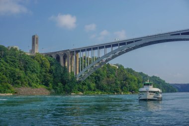 Niagara Şelalesi, Ontario, Kanada: Niagara Vadisi üzerindeki Gökkuşağı Uluslararası Köprüsü, Gökkuşağı Carillon Kulesi, Sisli Turist Gemisinin Hizmetçisi.