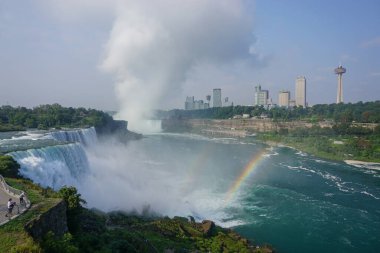 Niagara Şelalesi, New York: Niagara Vadisi üzerindeki gökkuşağı manzarası, Niagara Şelalesi Eyalet Parkı 'ndaki Prospect Point Gözlem Kulesi' nden.