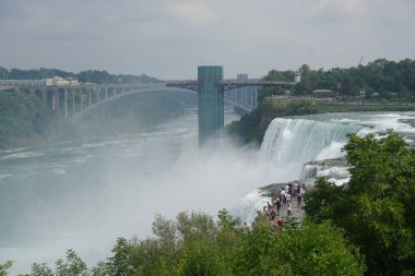 Niagara Şelalesi, New York: Luna Adası 'ndaki turistler, Niagara Vadisi' nin sisli manzarasının tadını çıkarıyorlar.