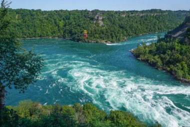 Niagara Şelalesi, Ontario, Kanada: Antik bir teleferik ziyaretçileri Niagara Nehri üzerinden Whirlpool Akıntısı üzerinden taşıyor.