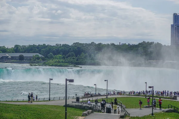 Wodospad Niagara Nowy Jork Turyści Oglądają Wodospad Horseshoe Prospect Point — Zdjęcie stockowe