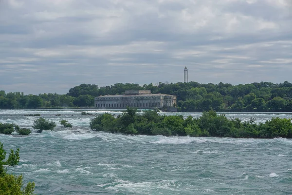 Niagara Şelalesi, NY: Prospect Point 'ten manzara: Niagara Nehri, eski Toronto Elektrik Üretim İstasyonu ve Sky Screamer lunaparkı gezisi.