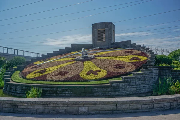 Queenston, Ontario, Kanada: Elektrik hatları, Ontario Hydro tarafından işletilen Niagara Parkları Çiçek Saati için zemin oluşturur..