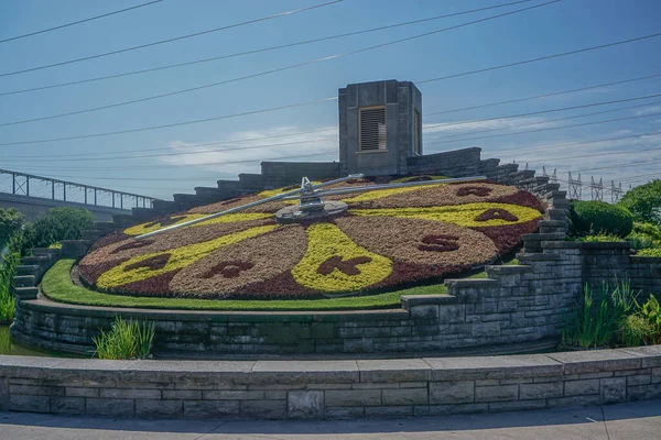 カナダ オンタリオ州クイーンズトン 電力線は オンタリオ ハイドロによって動作順序を維持し ナイアガラ公園の花の時計への背景を形成します ストックフォト
