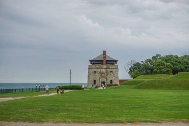 Porter, New York, ABD: Ontario Gölü 'nün bulutlu bir gününde, Eski Niagara Kalesi' nin 23 dönümlük arazisinde Kuzey Redoubt 'u ziyaret edenler.