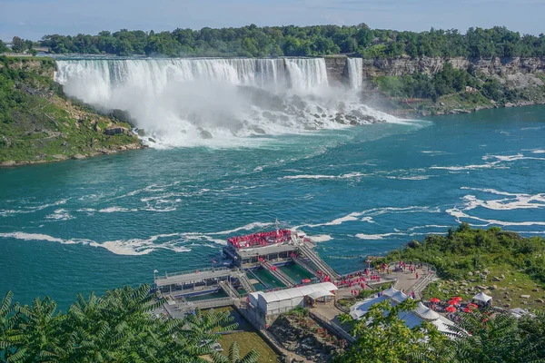 Ниагарский Водопад Онтарио Канада Туристы Красных Плащах Через Ниагарский Водопад — стоковое фото