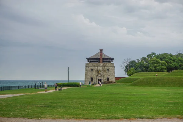 Porter, New York, ABD: Ontario Gölü 'nün bulutlu bir gününde, Eski Niagara Kalesi' nin 23 dönümlük arazisinde Kuzey Redoubt 'u ziyaret edenler.