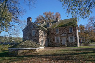 Washington Crossing, PA: George Washington 'un Aralık 1776' da Delaware Nehri 'ni geçmeden önce kaldığı 18. yüzyıl McConkey Ferry Inn' i.