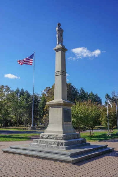 ワシントン クロッシングPa ワシントン クロッシング歴史公園の列の上の像で 1776年12月にワシントンがデラウェア川を渡った — ストック写真