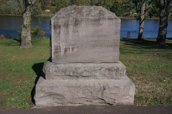 ワシントン クロッシング 1776年12月にワシントンがデラウェア川を渡ったワシントン クロッシング歴史公園のマーカー — ストック写真