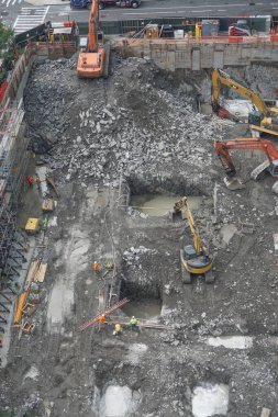 New York, New York: Manhattan, New York 'ta Manhattan' ın merkezindeki yüksek katlı bir apartman binasının inşaatı başlarken işçiler, Manhattan 'ın şist ana kayasına açılan deliklerde suyla karşılaştı.