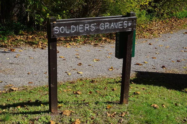 ワシントン クロッシング歴史公園 1776年 1777年の収容所で死んだ大陸軍の兵士の墓への標識 — ストック写真