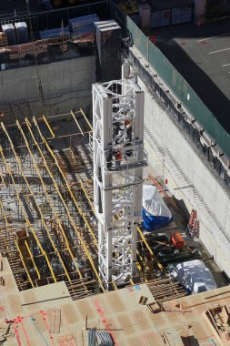 New York, New York: İşçiler, Manhattan, New York 'un merkezinde 42 katlı yeni bir apartman inşaatında kullanılmak üzere bir vinç kurdular.