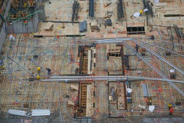 New York, New York: İşçiler, yağmurun Manhattan, New York 'ta 42 katlı yeni bir apartman binasının inşaatına gölge düşürmesinden sonra görevlerine devam ediyorlar.