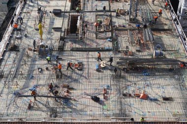 New York, New York: Manhattan, New York 'ta 42 katlı yüksek katlı bir apartman inşaatı sırasında erkek ve malzemelerin genel görünümü.