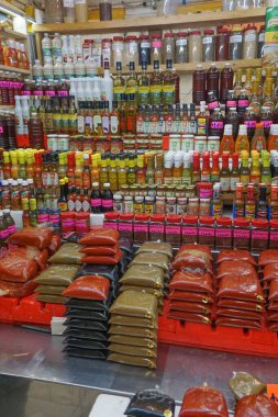 Merida, Meksika: Meksika 'da bir pazarda torbalar dolusu baharat ve sos.