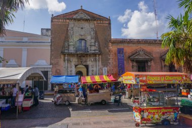 Merida, Yucatan, Meksika: Plaza Grande 'de pazarlamacılar, Casa de Montejo' nun dışında, bir Pazar günü Merida 'da.