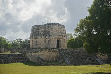 Mayapan, Yucatan, Meksika: El Templo Redondo -- Yuvarlak Tapınak -- Mayapan 'daki antik Maya harabelerinde.
