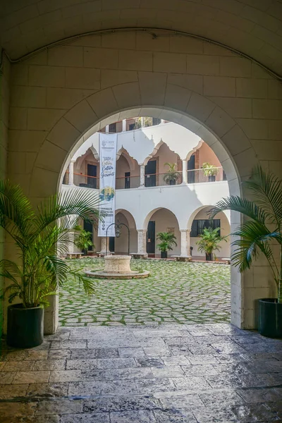 Merida Messico Arco Conduce Cortile Dell Università Autonoma Dello Yucatan — Foto Stock