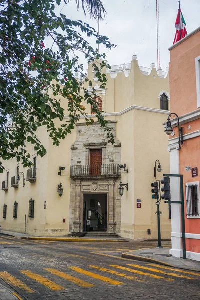 メキシコメリダ 1922年 大正11年 に設置されたユカタン自治大学の正門 — ストック写真