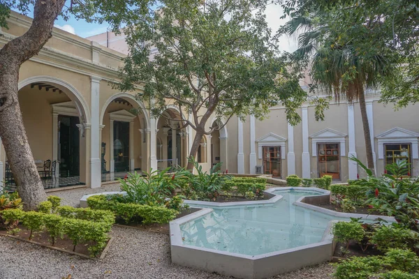 Merida, Yucatan, Meksika: 1540 'da Casa Montejo Müzesi' nin avlusu. Bina Plateresk mimarisinin bir örneği..