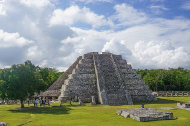 Mayapan, Meksika: Turistler, 1220 'lerden 1440' lara kadar Yucatan 'daki Mayaların başkenti Mayapan' daki Kukulcan Maya Tapınağını ziyaret ettiler..