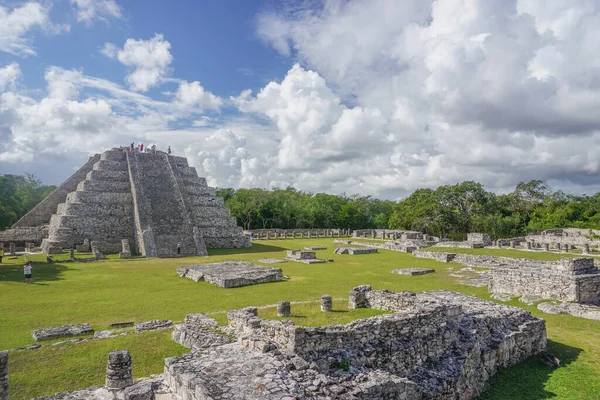 Mayapan, Meksika: Turistler, 1220 'lerden 1440' lara kadar Yucatan 'daki Mayaların başkenti Mayapan' daki Kukulcan Maya Tapınağını ziyaret ettiler..