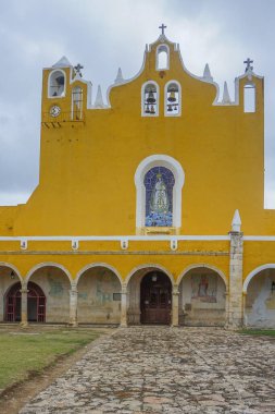 Izamal, Yucatan, Meksika: Fransisken Manastırı ve San Antonio de Padua Manastırı, 1561 yılında inşa edilmiştir. Avlu, Vatikan 'dan sonra ikinci sırada..